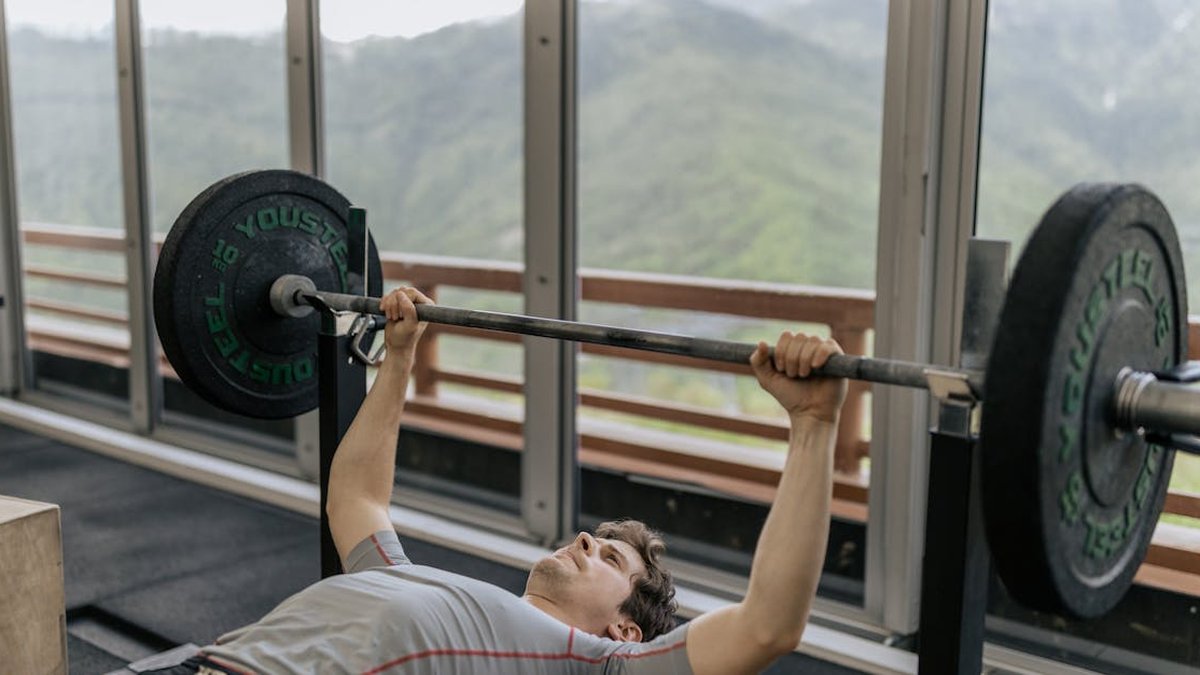 How to Build a Calisthenics Routine for Total Body Strength
